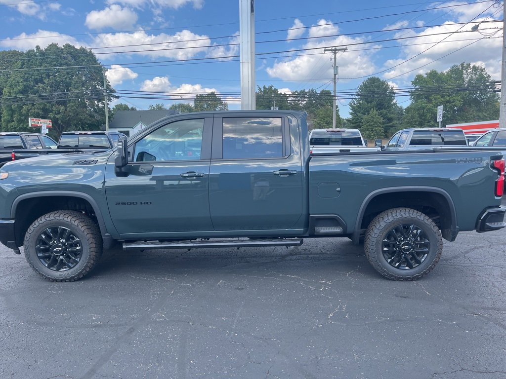 2025 Chevrolet Silverado 2500HD LT photo 2
