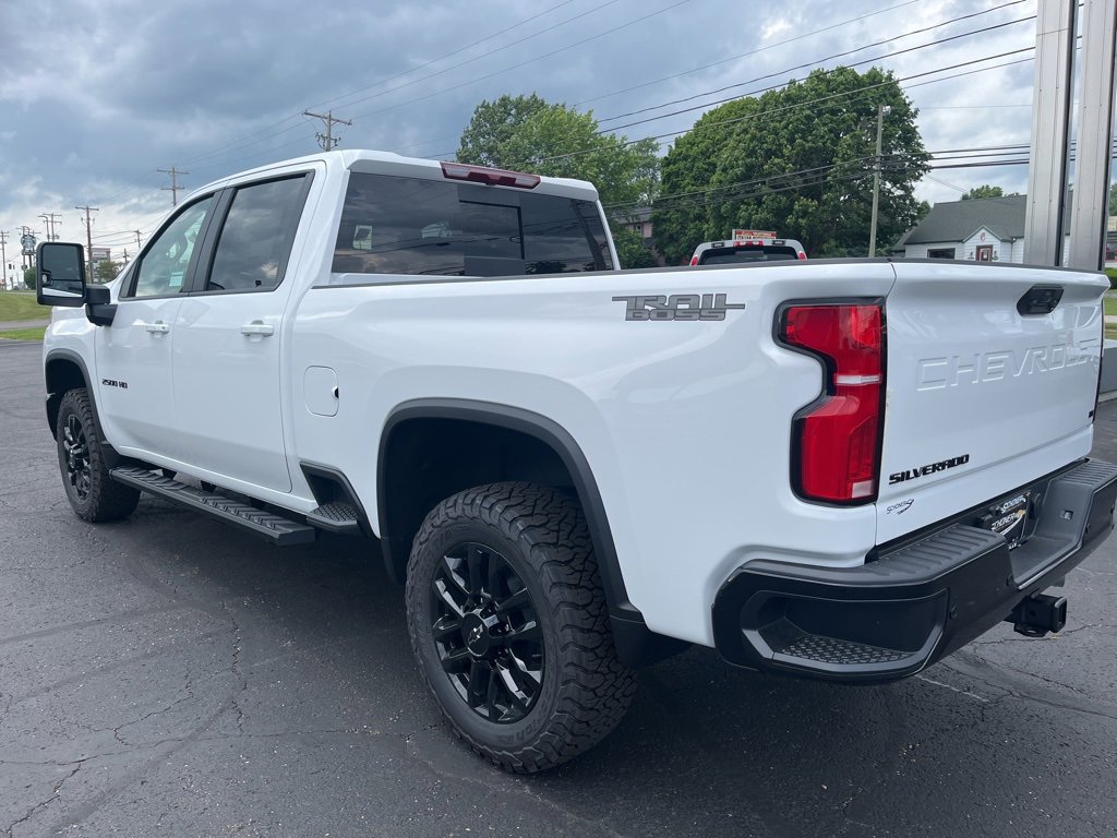 2025 Chevrolet Silverado 2500HD LT photo 2