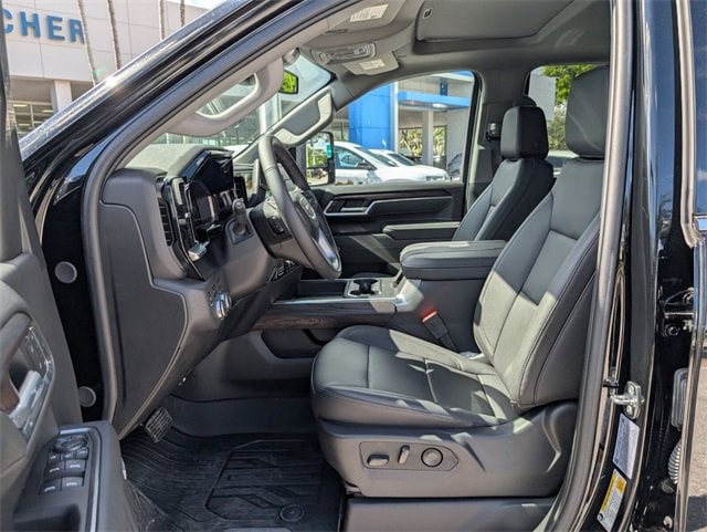 2025 GMC Sierra SLT's photo