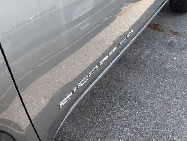 2025 GMC Sierra 2500HD SLT - Photo 9