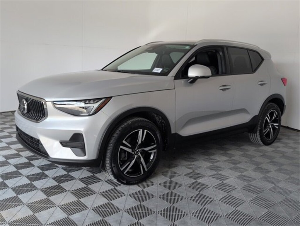 Used 2023 Volvo XC40 Core