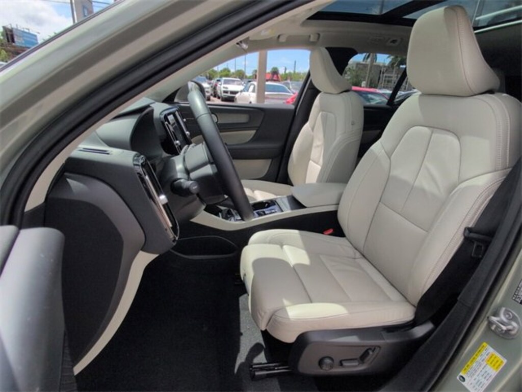Used 2023 Volvo XC40 Ultimate Bright Theme