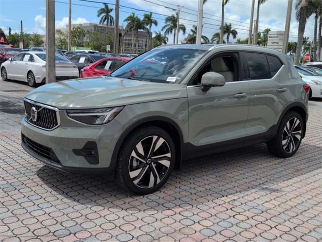 Used 2023 Volvo XC40 Ultimate Bright Theme