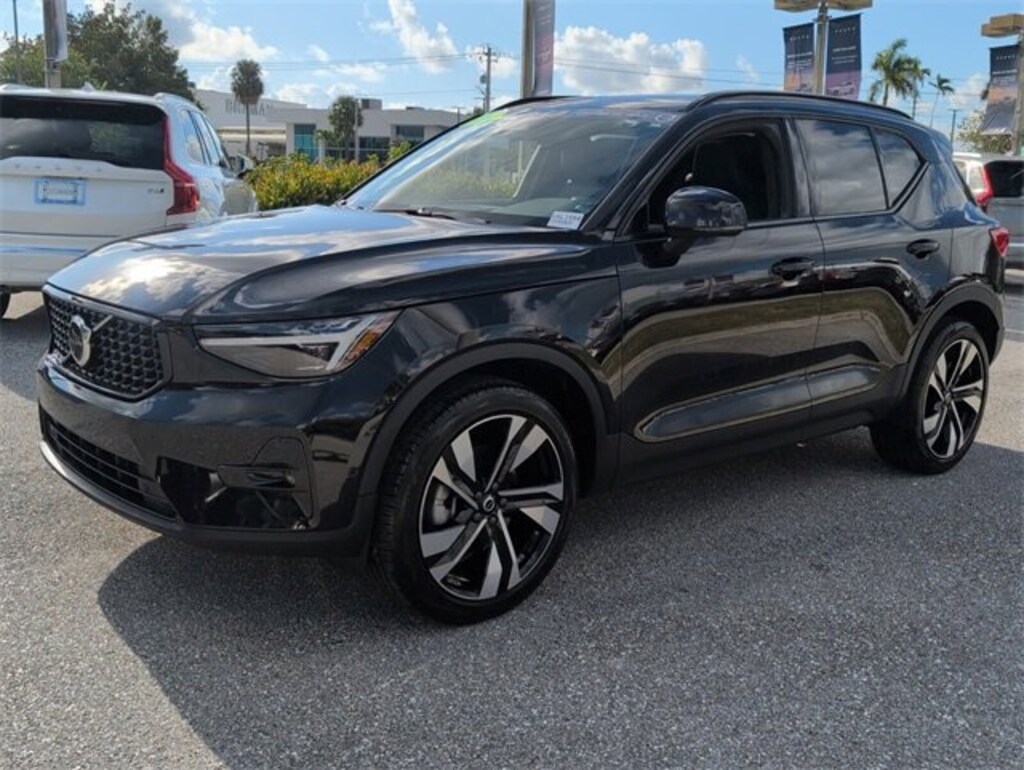 Used 2024 Volvo XC40 Plus Dark Theme