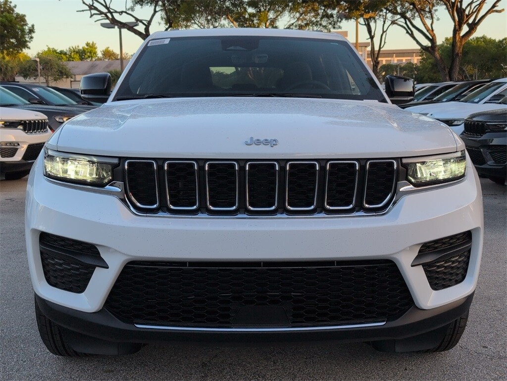 2025 Jeep Grand Cherokee Laredo Altitude photo 3