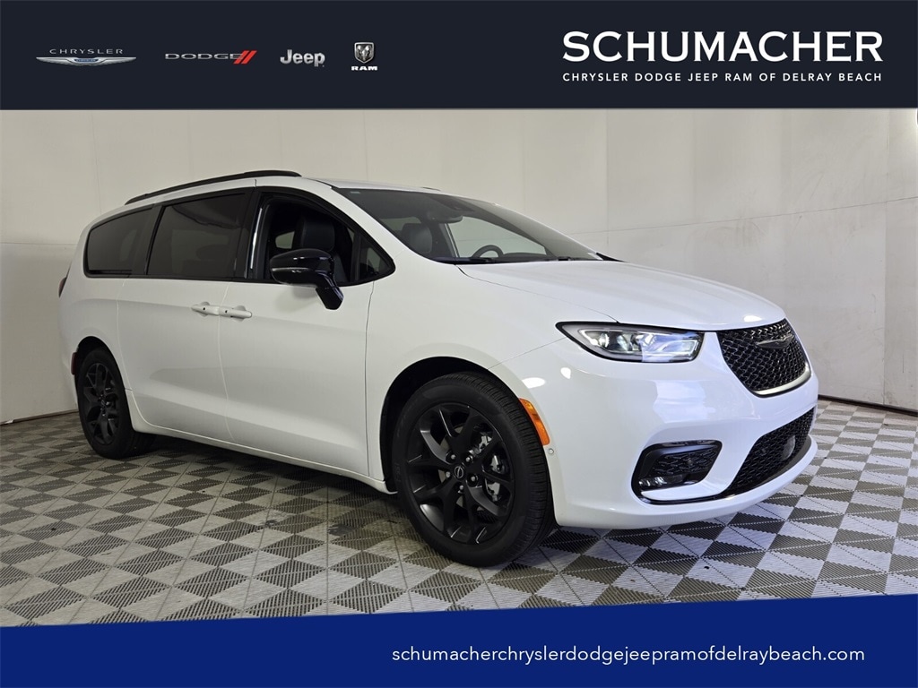 2026 Chrysler Pacifica Select's photo