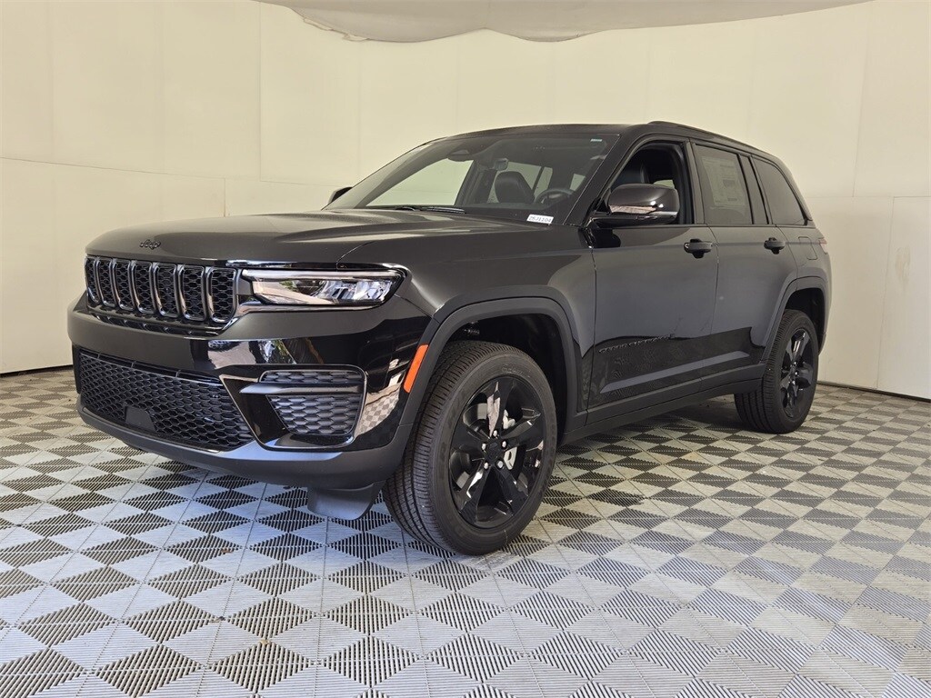 2025 Jeep Grand Cherokee Laredo Altitude photo 2