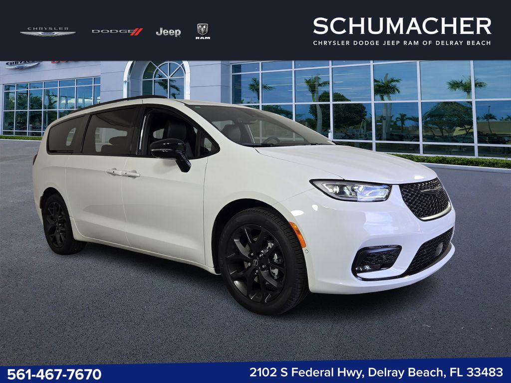 2026 Chrysler Pacifica Select's photo