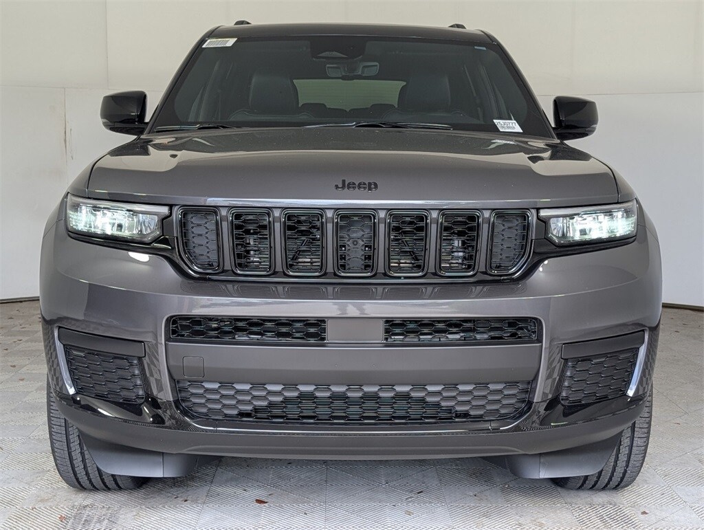 2025 Jeep Grand Cherokee Laredo Altitude photo 2