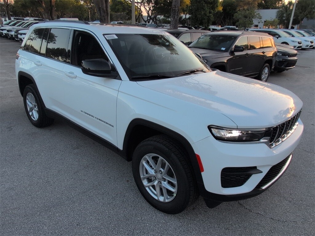 2025 Jeep Grand Cherokee Laredo Altitude photo 2