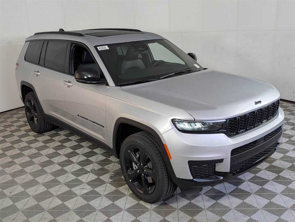 2025 Jeep Grand Cherokee Laredo Altitude photo 2