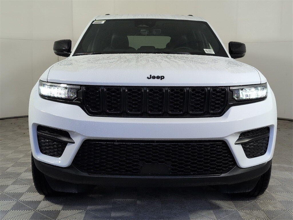 2025 Jeep Grand Cherokee Laredo Altitude photo 3