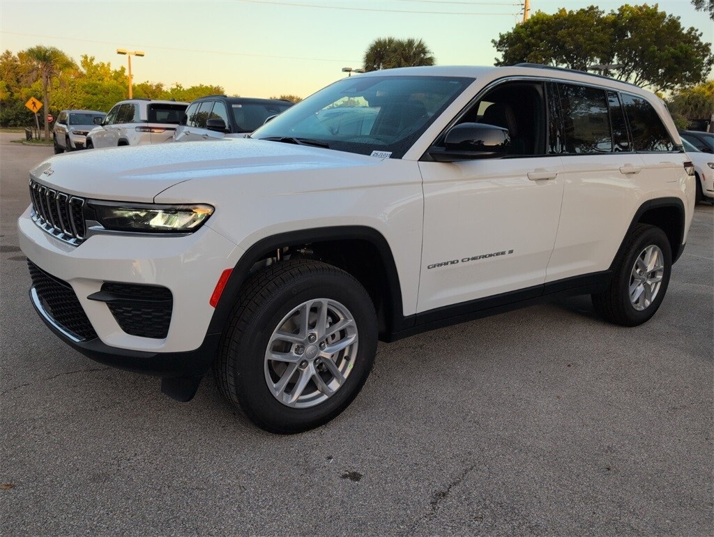 2025 Jeep Grand Cherokee Laredo Altitude photo 4
