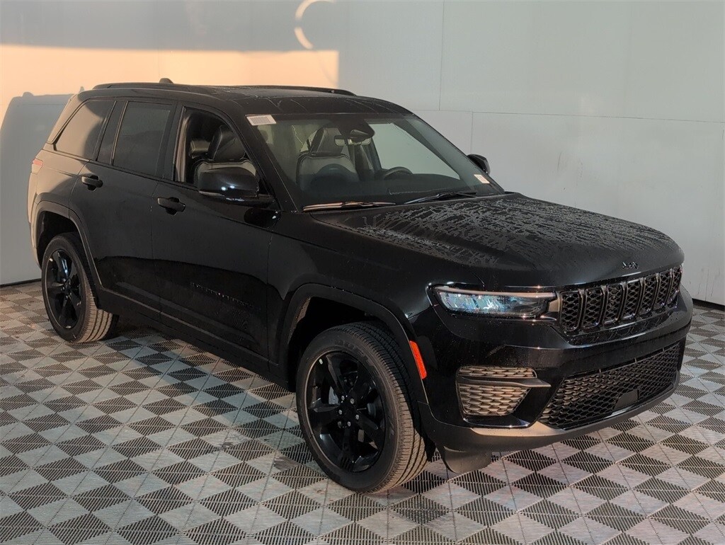 2025 Jeep Grand Cherokee Laredo Altitude photo 2