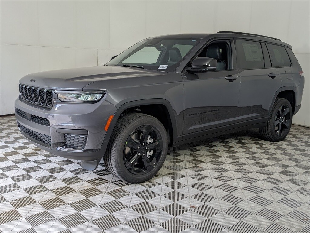 2025 Jeep Grand Cherokee Laredo Altitude photo 3