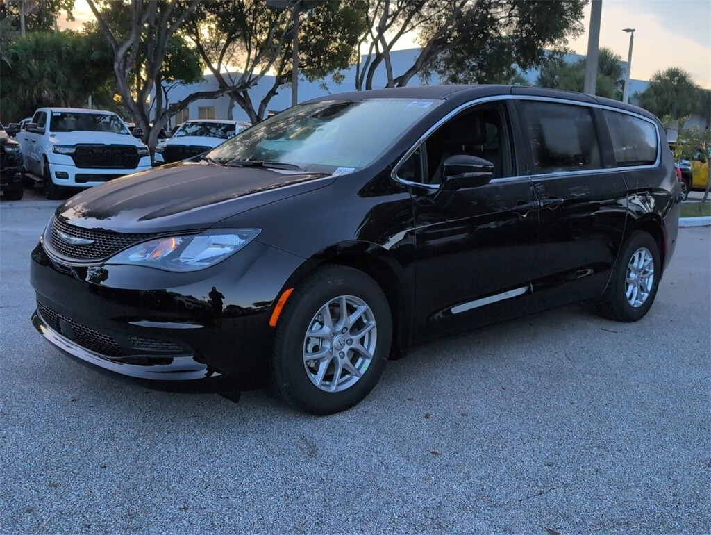 2026 Chrysler Voyager LX photo 4