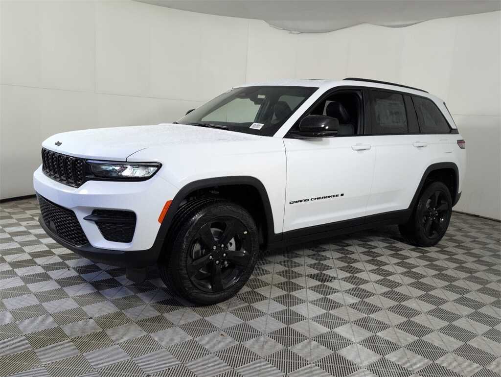 2025 Jeep Grand Cherokee Laredo Altitude photo 4