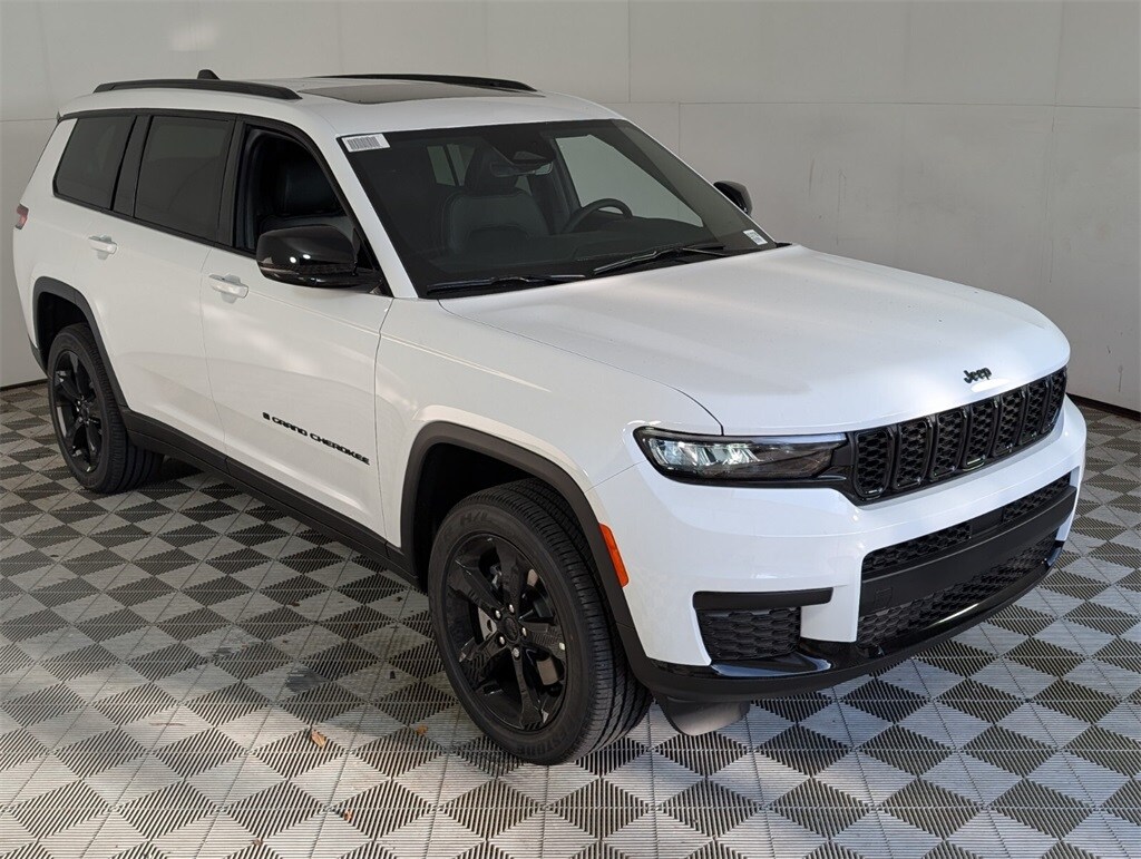 2025 Jeep Grand Cherokee Laredo Altitude photo 2