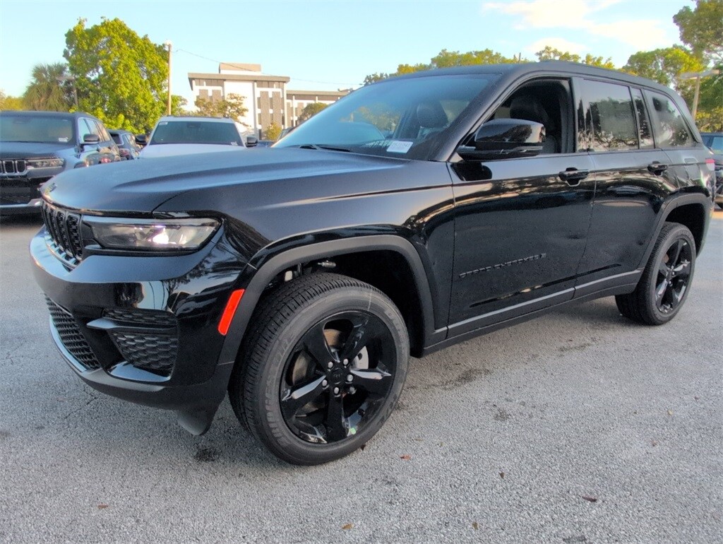 2025 Jeep Grand Cherokee Laredo Altitude photo 4
