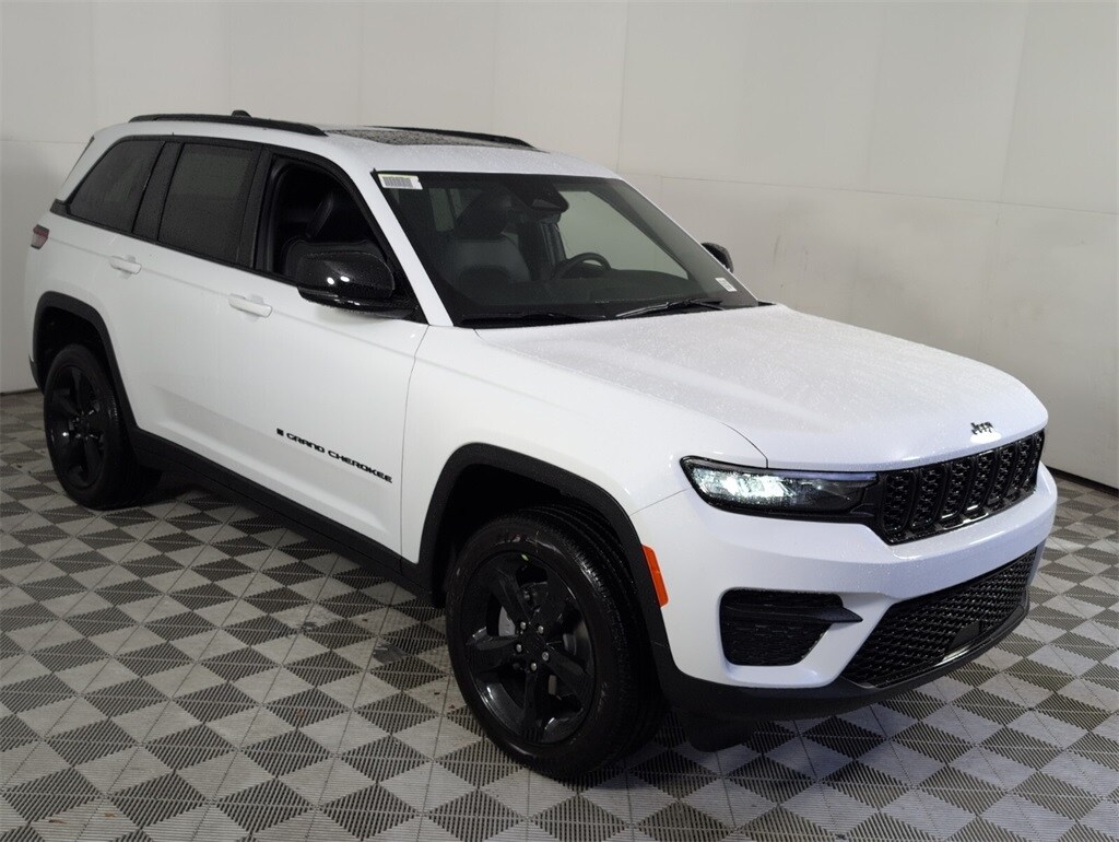 2025 Jeep Grand Cherokee Laredo Altitude photo 2