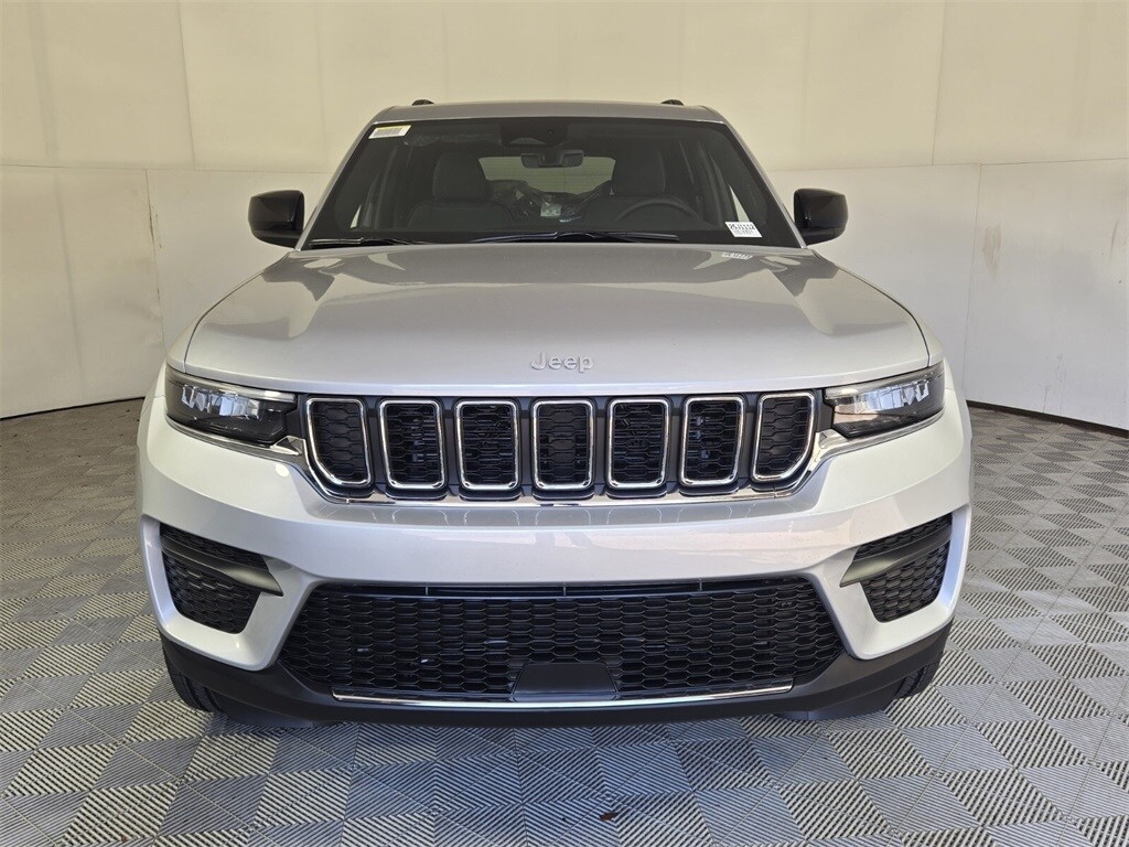 2025 Jeep Grand Cherokee Laredo Altitude photo 2