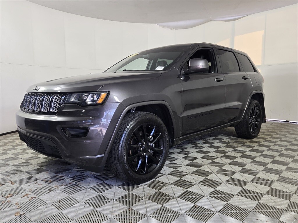 2020 Jeep Grand Cherokee Laredo Altitude photo 4