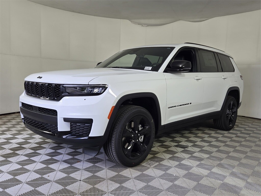 2025 Jeep Grand Cherokee Laredo Altitude photo 2