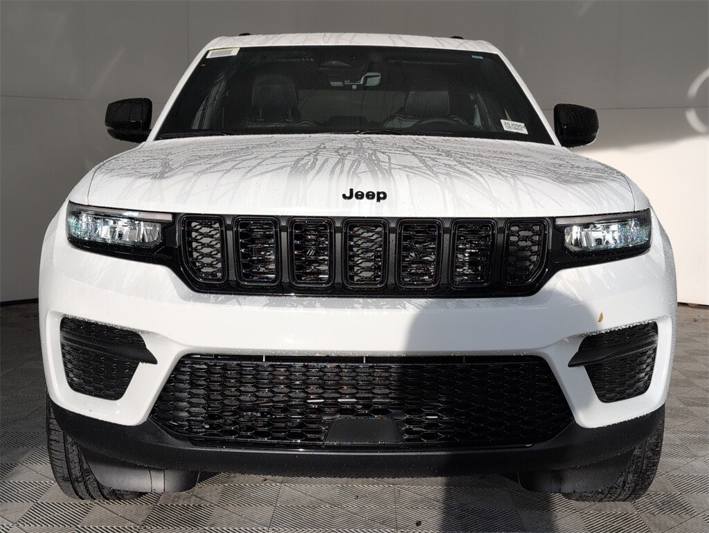 2025 Jeep Grand Cherokee Laredo Altitude photo 2