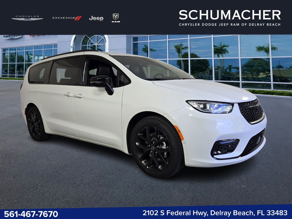 2026 Chrysler Pacifica Select's photo