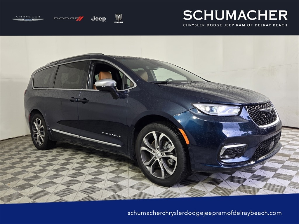 2025 Chrysler Pacifica Pinnacle's photo