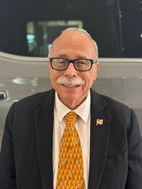 Staff member Ira Patasnik from ID_2fd946