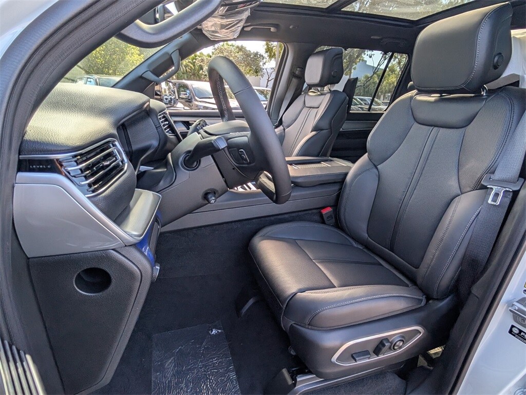 2025 Jeep Wagoneer L Carbide photo 4