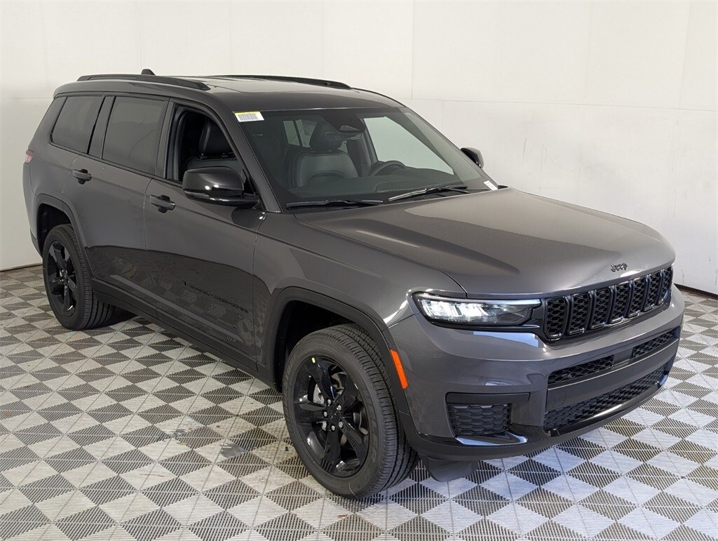 2025 Jeep Grand Cherokee Laredo Altitude photo 2