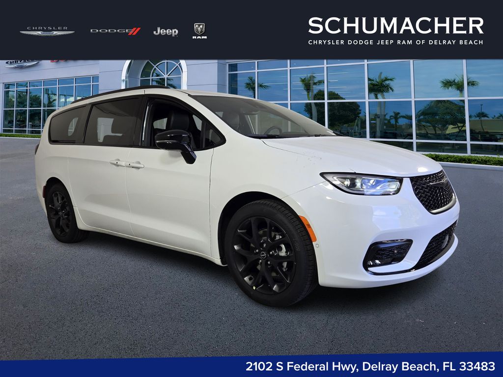 2026 Chrysler Pacifica Select's photo