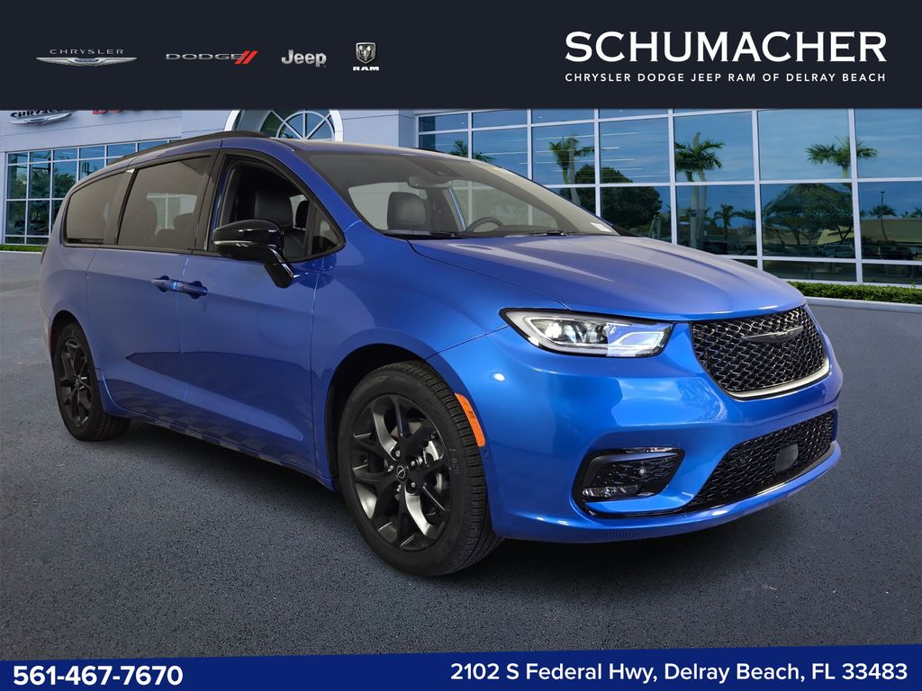 2026 Chrysler Pacifica Select's photo
