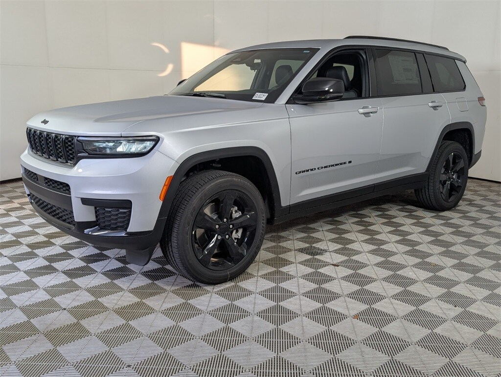 2025 Jeep Grand Cherokee Laredo Altitude photo 4