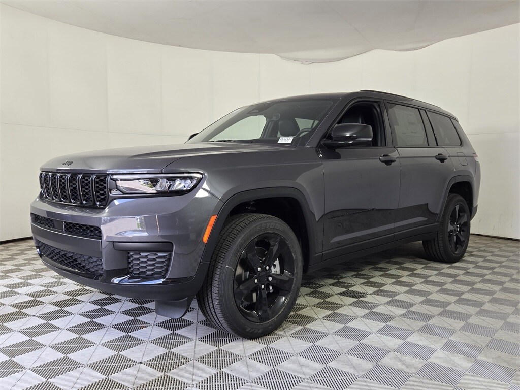 2025 Jeep Grand Cherokee Laredo Altitude photo 3