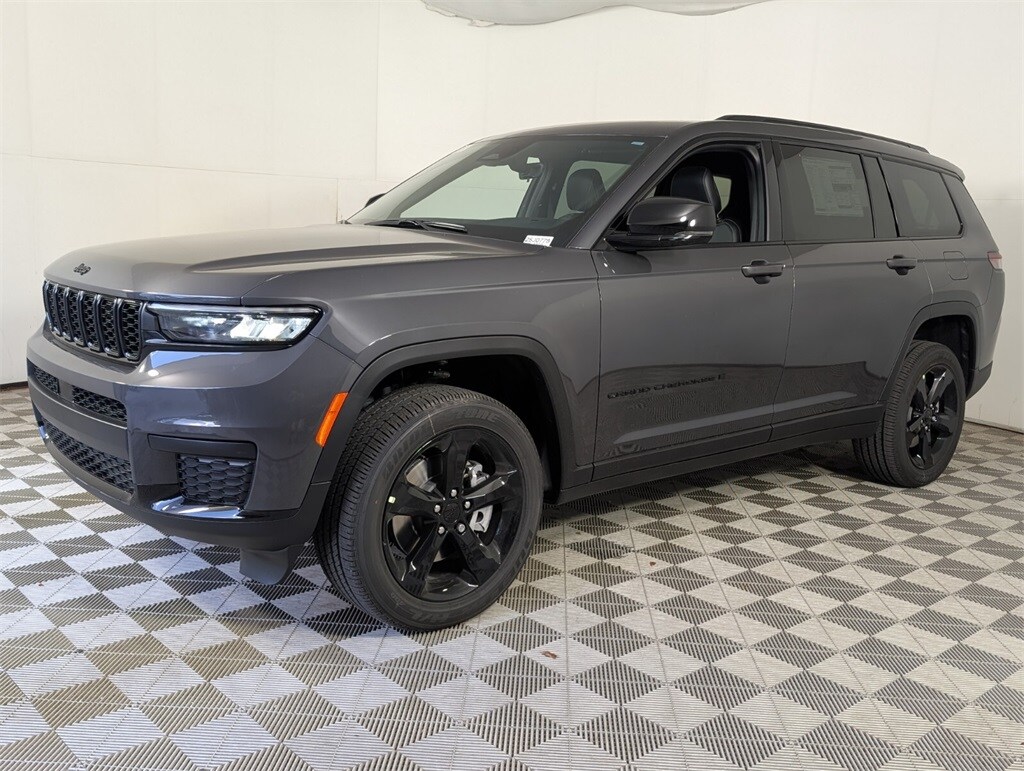 2025 Jeep Grand Cherokee Laredo Altitude photo 4
