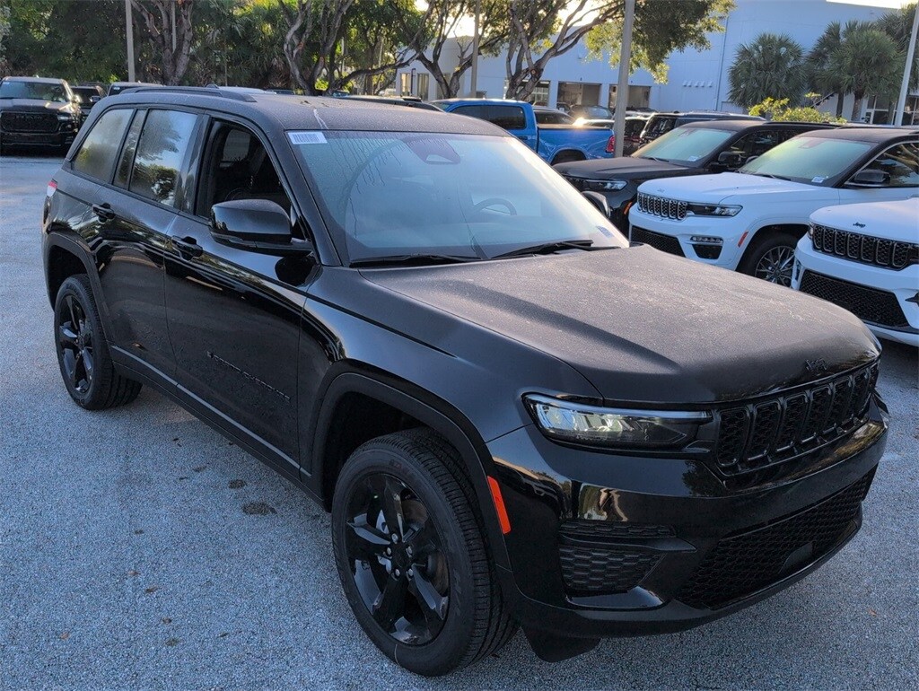 2025 Jeep Grand Cherokee Laredo Altitude photo 2