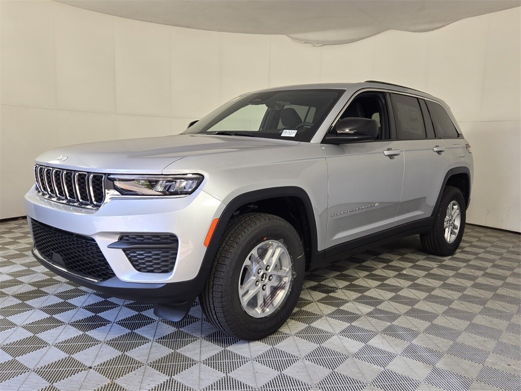 2025 Jeep Grand Cherokee Laredo Altitude photo 3