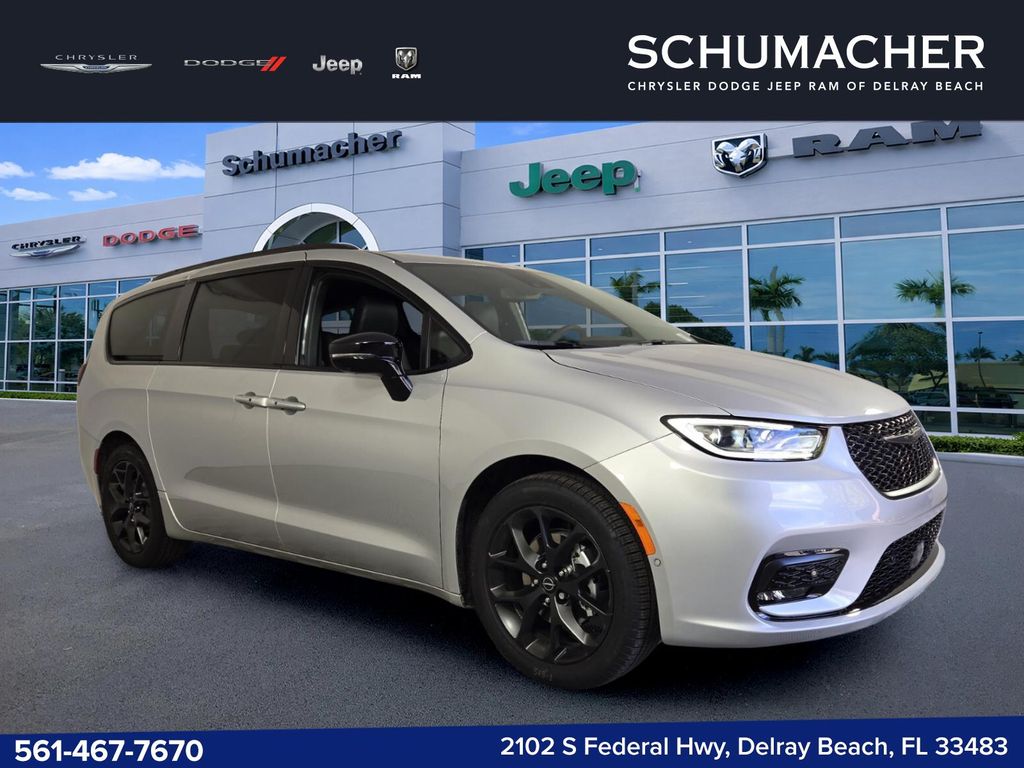 2026 Chrysler Pacifica Limited's photo