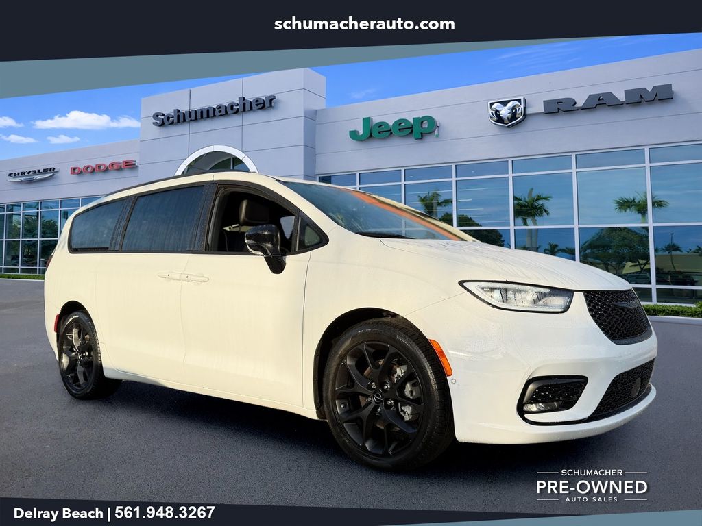 2023 Chrysler Pacifica Limited's photo