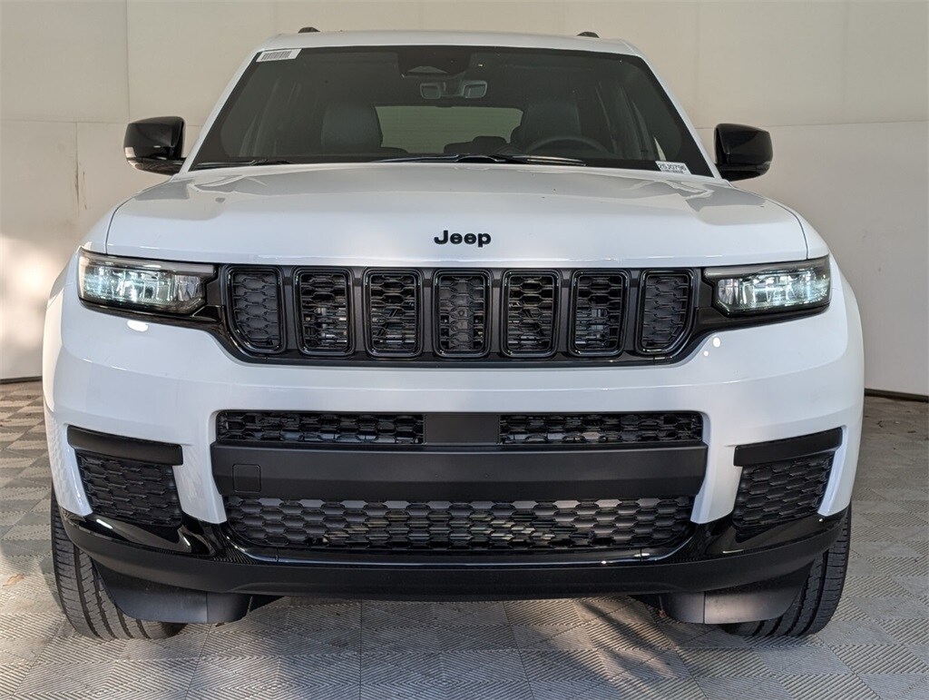 2025 Jeep Grand Cherokee Laredo Altitude photo 3