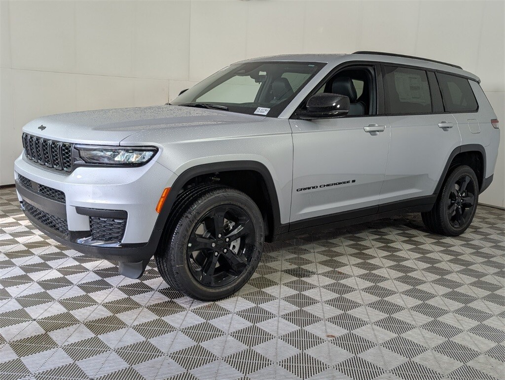 2025 Jeep Grand Cherokee Laredo Altitude photo 2