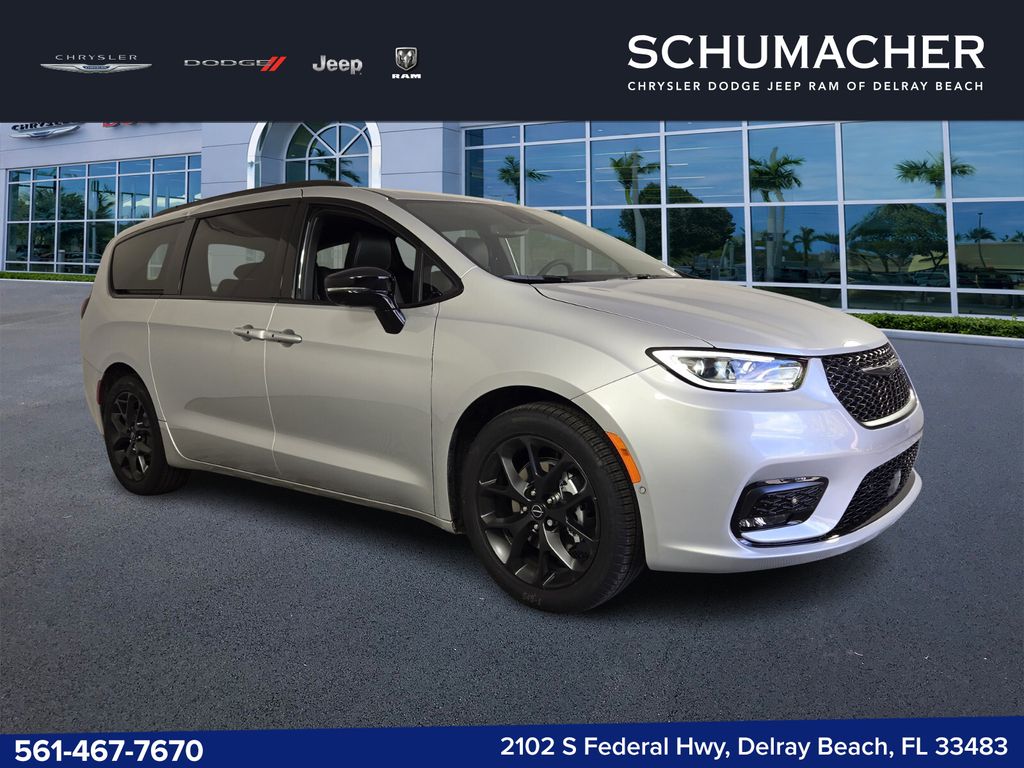 2026 Chrysler Pacifica Select's photo