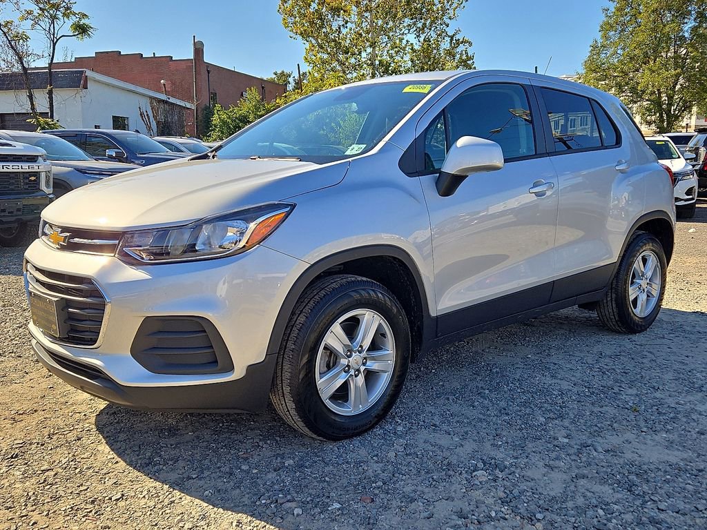 2022 Chevrolet Trax LS photo 3