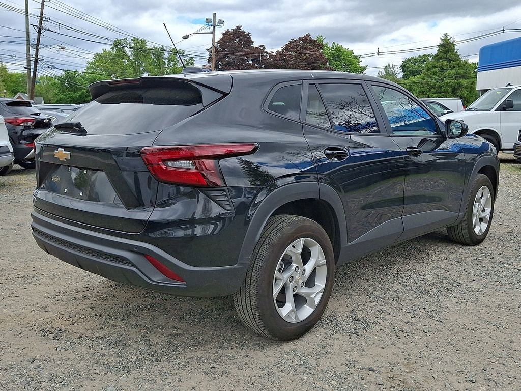 2025 Chevrolet Trax LS - Photo 8