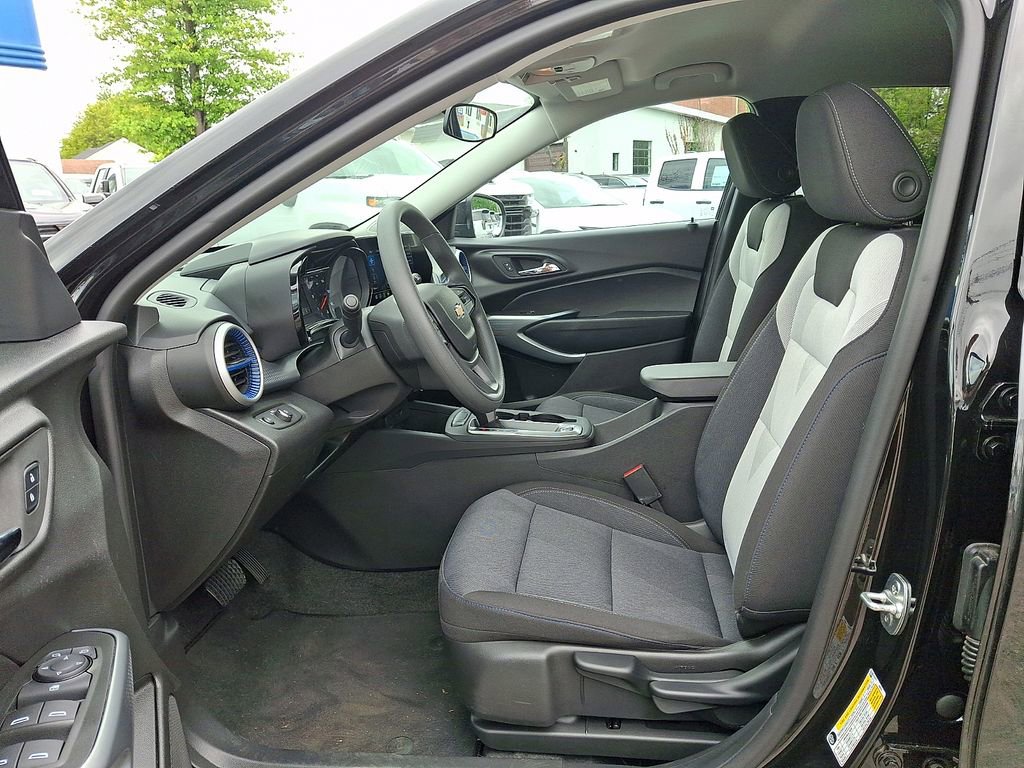 2025 Chevrolet Trax LS - Photo 13