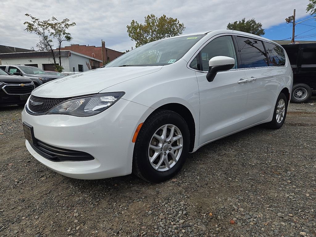 2017 Chrysler Pacifica Touring photo 3