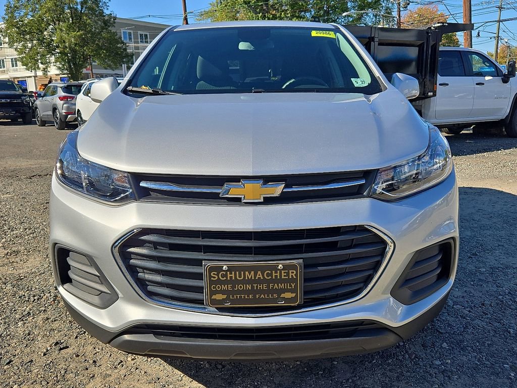 2022 Chevrolet Trax LS photo 2